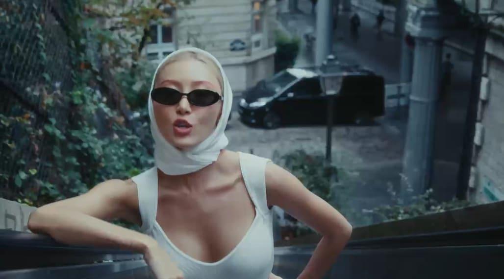 본문 이미지 - 화사 '나' 뮤직비디오 갈무리