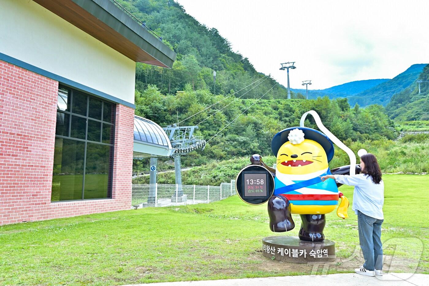 본문 이미지 - 강원 정선군이 가리왕산 케이블카의 상·하부 지점에 시설의 온도와 습도를 확인할 수 있는 ‘와와군이 알려주는 가리왕산 기상정보’ 조형물을 설치했다. (정선군 제공) 2024.9.19/뉴스1