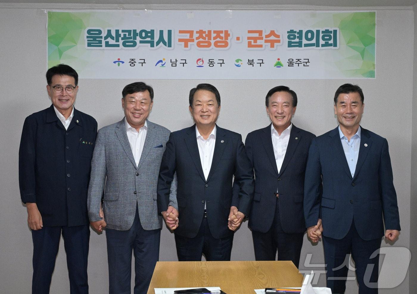 본문 이미지 - 울산광역시 구청장·군수협의회는 19일 중구 소재 식당에서 김영길 중구청장, 서동욱 남구청장, 김종훈 동구청장, 박천동 북구청장, 이순걸 울주군수가 참석한 가운데 조찬 간담회를 개최했다.(울산 남구 제공)