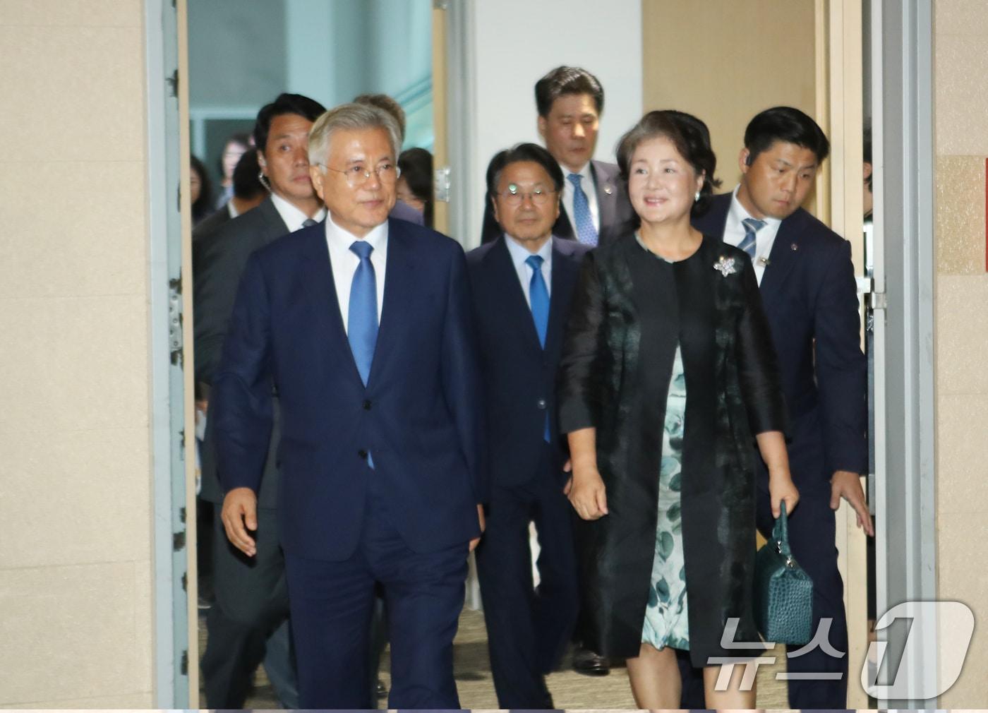 본문 이미지 - 문재인 전 대통령과 부인 김정숙 여사가 19일 광주 김대중컨벤션센터에서 열린 9·19 평양공동선언 6주년 기념행사에 참석하기 위해 입장하고 있다.2024.9.19/뉴스1 ⓒ News1 박준배 기자