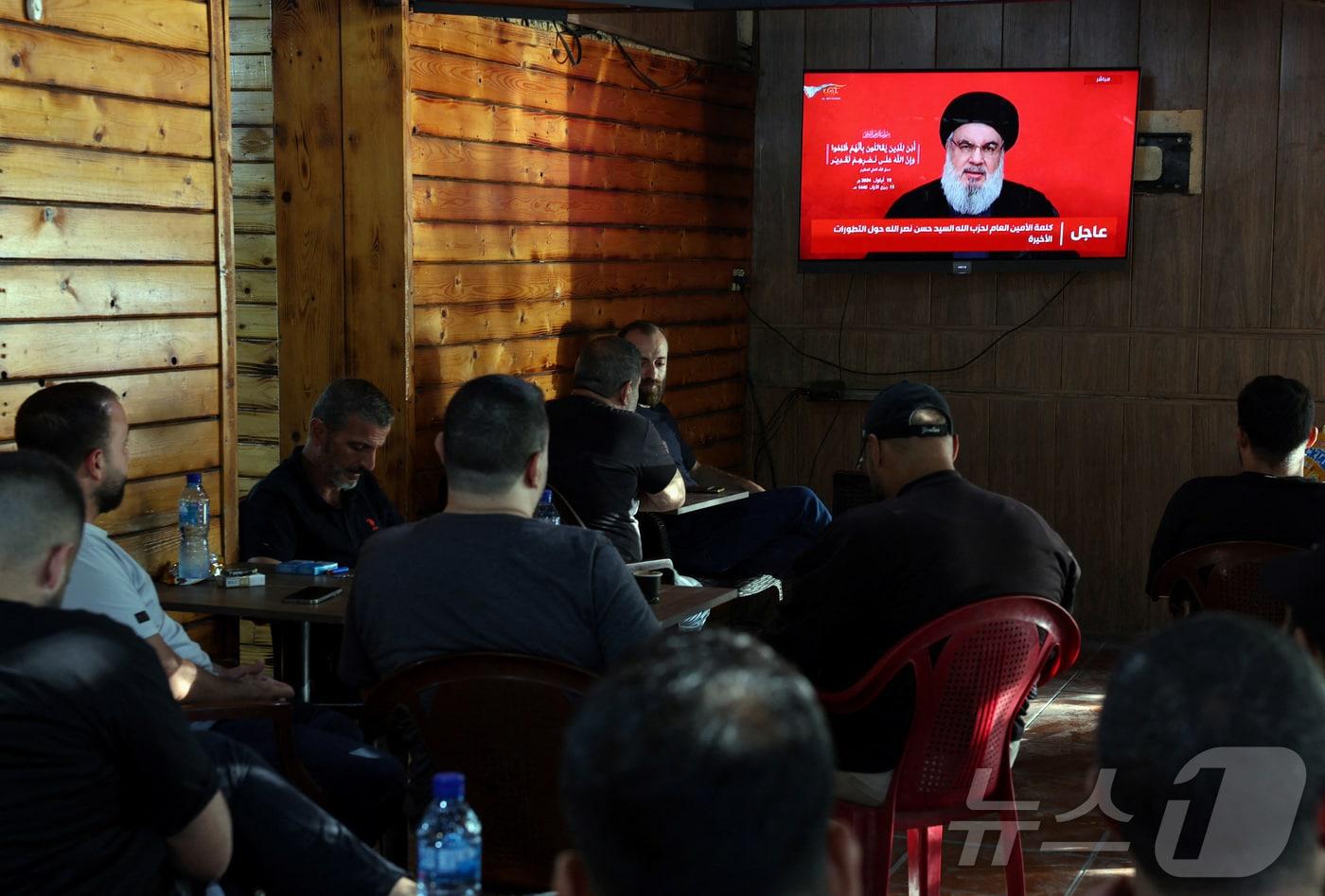 본문 이미지 - 19일(현지시간) 레바논 수도 베이루트의 한 카페에서 사람들이 헤즈볼라 지도자 하산 나스랄라의 TV연설을 시청하고 있다. 2024.09.19/ ⓒ 로이터=뉴스1 ⓒ News1 권진영 기자