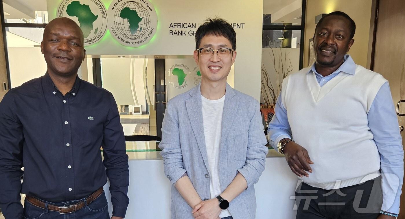 컴업 주관기관 코리아스타트업포럼이 아프리카개발은행의 '아프리카 테크 스타트업 포럼'과 협업하기 위해 남아프리카공화국을 방문해 기념사진을 촬영하고 있다.(왼쪽부터 엔다라마웍스 골든 마호브 CEO, 컴업 최지영 사무국장, 아프리카개발은행 차무노르와 토고 박사)