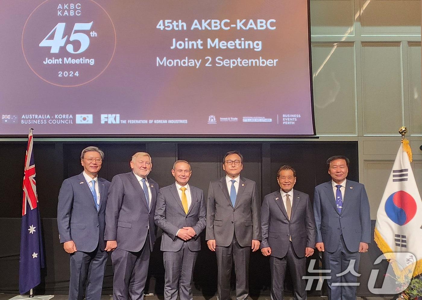 지난해 호주 퍼스에서 열린 &#39;제45차 한-호주 경제협력위원회&#39;에서 참석자들이 기념촬영을 하고 있다.&#40;한경협 제공&#41; 2024.9.2/뉴스1