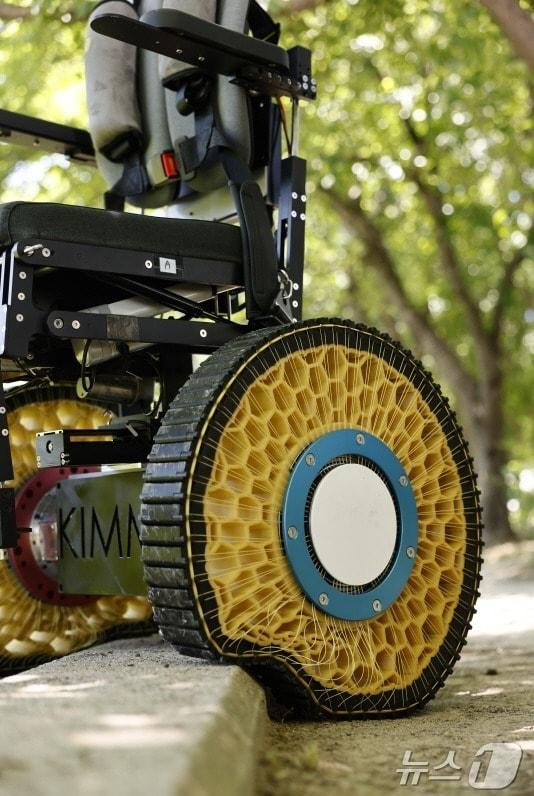 본문 이미지 - 강성이 바뀌는 표면장력 모사 모핑 휠이 장착된 휠체어가 장애물을 넘고 있다. (기계연 제공)/뉴스1