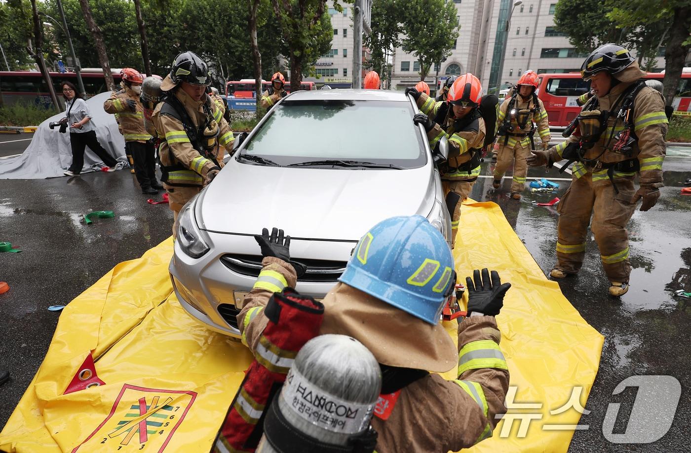 본문 이미지 - 2일 서울 서초구 매헌시민의 숲 공영주차장에서 서초구와 서초소방서가 전기차 화재 대응 소방 합동훈련을 하는 모습. ⓒ News1 김성진 기자