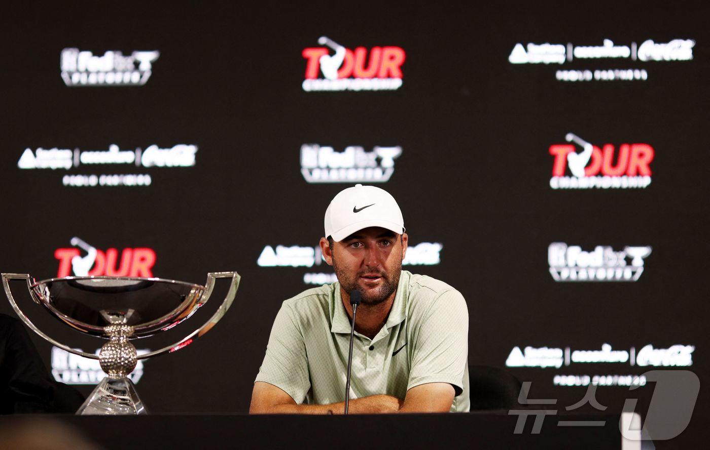 본문 이미지 - 미국의 스코티 셰플러가 1일(현지시간) 조지아주 애틀랜타의 이스트레이크 골프클럽에서 열린 PGA 투어 페덱스컵 플레이오프 최종전 투어 챔피언십서 우승을 한 뒤 기자회견을 하고 있다. 2024.09.02 ⓒ AFP=뉴스1 ⓒ News1 우동명 기자
