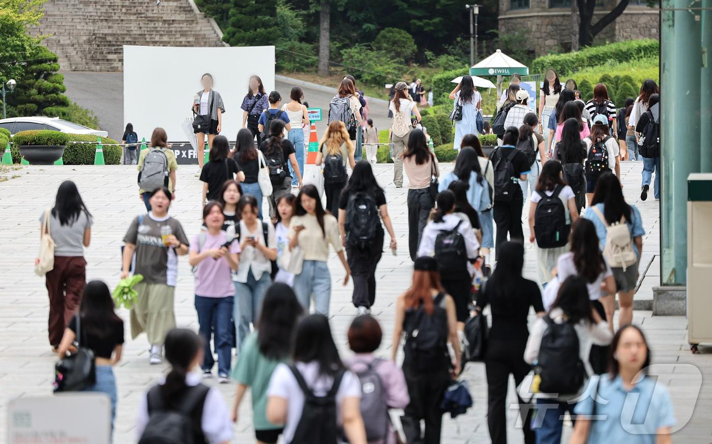 전국 대부분 대학 개강일인 2일 서울 시내 한 대학교 교정이 학생들로 붐비고 있다. 2024.9.2/뉴스1 ⓒ News1 김도우 기자
