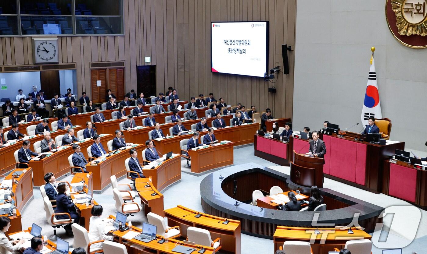 본문 이미지 - 한덕수 국무총리를 비롯한 국무위원들이 2일 오전 서울 여의도 국회에서 열린 제418회국회(정기회) 제1차 예산결산특별위원회 전체회의에서 박수민 국민의힘 의원 질의를 듣고 있다. 2024.9.2/뉴스1 ⓒ News1 안은나 기자