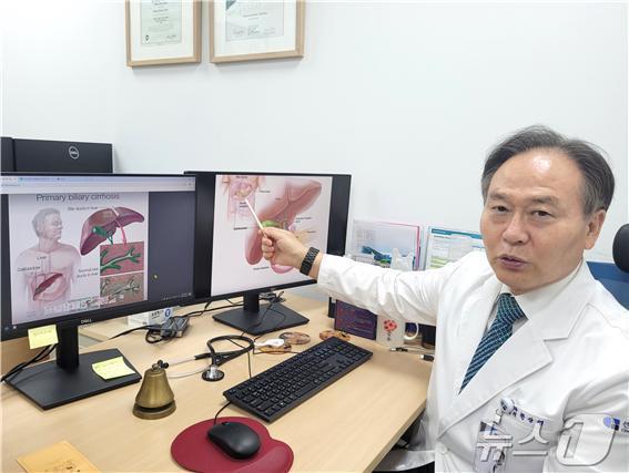 본문 이미지 - 센텀종합병원 간센터 한상영 센터장이 자가면역성 간 질환에 대해 설명하고 있다.(센텀 종합병원 제공)