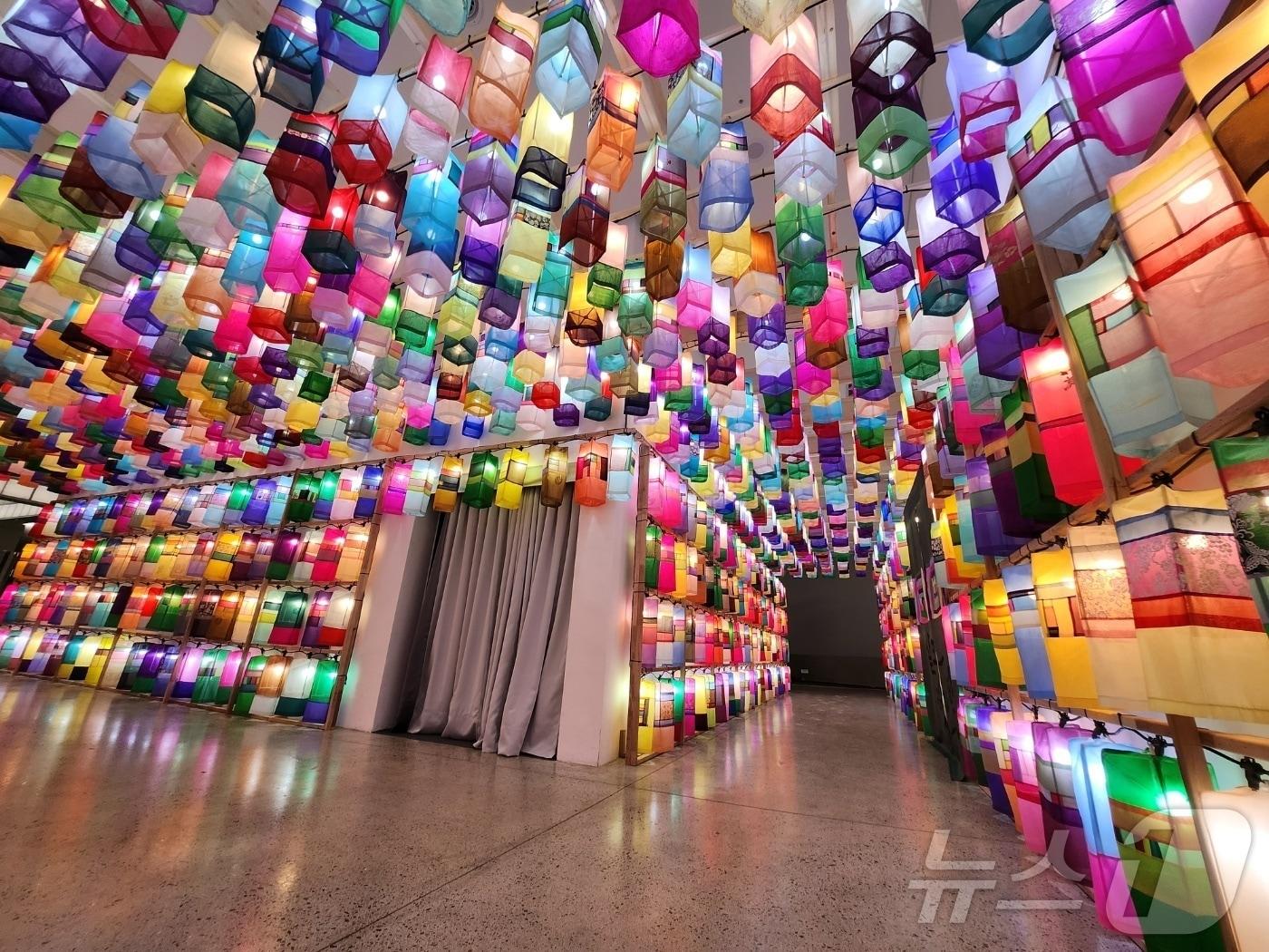 본문 이미지 - 진주남강유등전시관의 실크등 터널(순실크 제공).