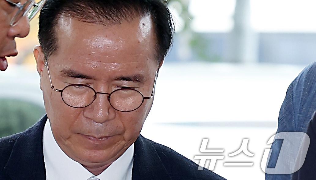 본문 이미지 - 업무상 과실치사(10.29 이태원 참사 부실 대응) 혐의로 기소된 김광호 전 서울경찰청장이 2일 오후 서울 마포구 서울서부지방법원에서 열린 공판기일에 출석하고 있다. 2024.9.2/뉴스1 ⓒ News1 박정호 기자