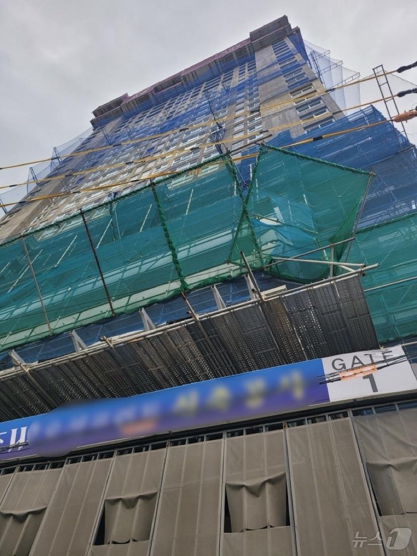 본문 이미지 - 지난달 24일 작업자 추락사고가 발생한 부산 영도구 신축 봉래동 아파트 공사 현장.(A 씨 유족 제공)