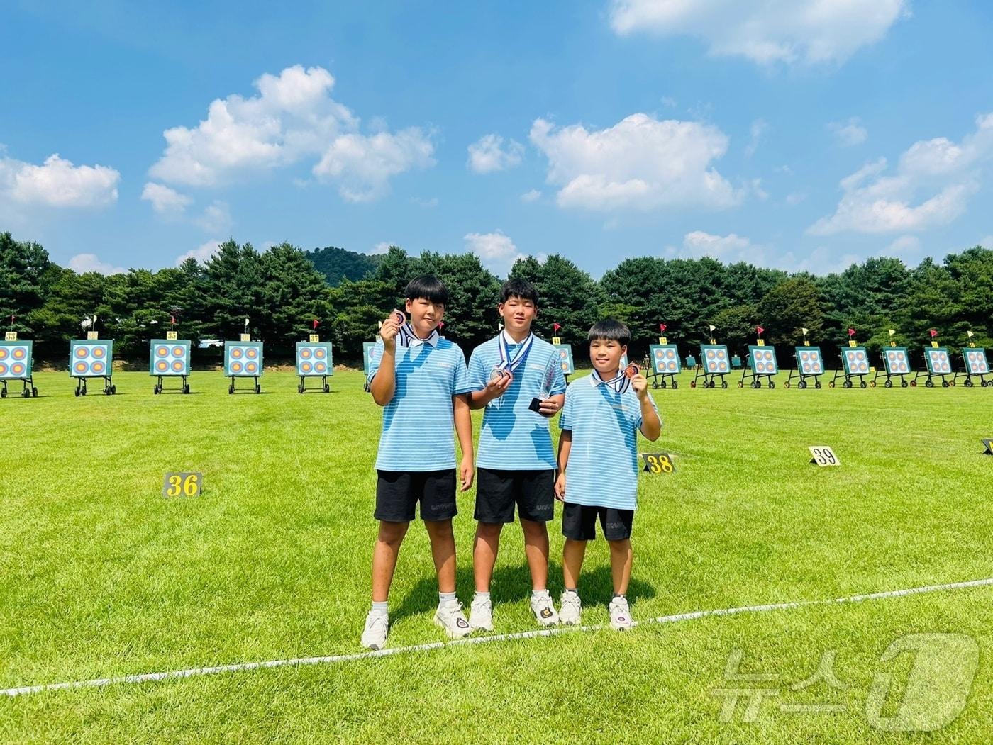 본문 이미지 - 36회 회장기 전국 남·여 초등학교 양궁대회에서 좋은 성적을 거둔 옥천 이원초 양궁부 선수들이 기념사진을 찍고 있다. (이원초 제공) /뉴스1