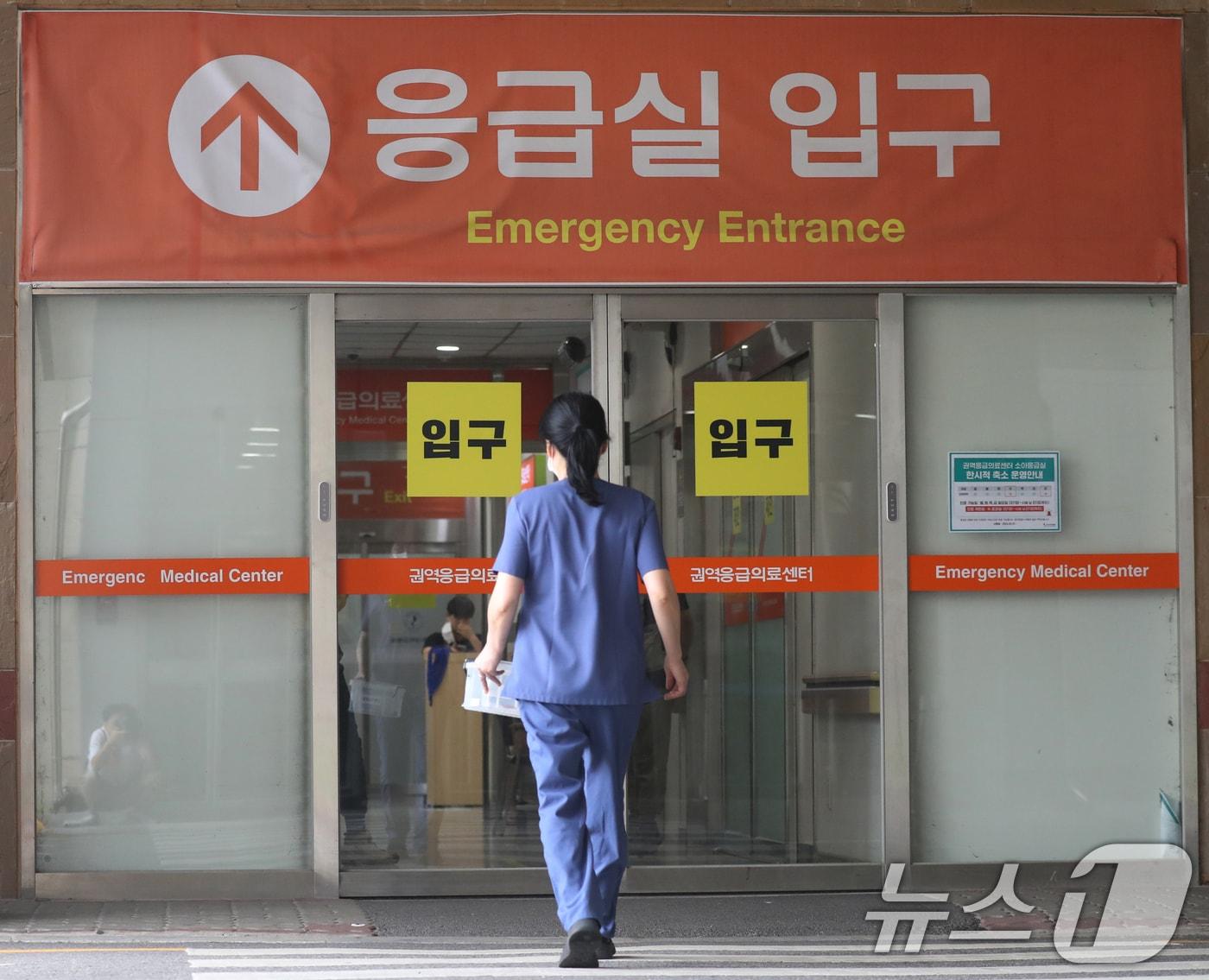본문 이미지 - 경기 수원시 영통구 아주대학교병원 응급실 앞으로 의료진이 지나가고 있다. 2024.9.2/뉴스1 ⓒ News1 김영운 기자