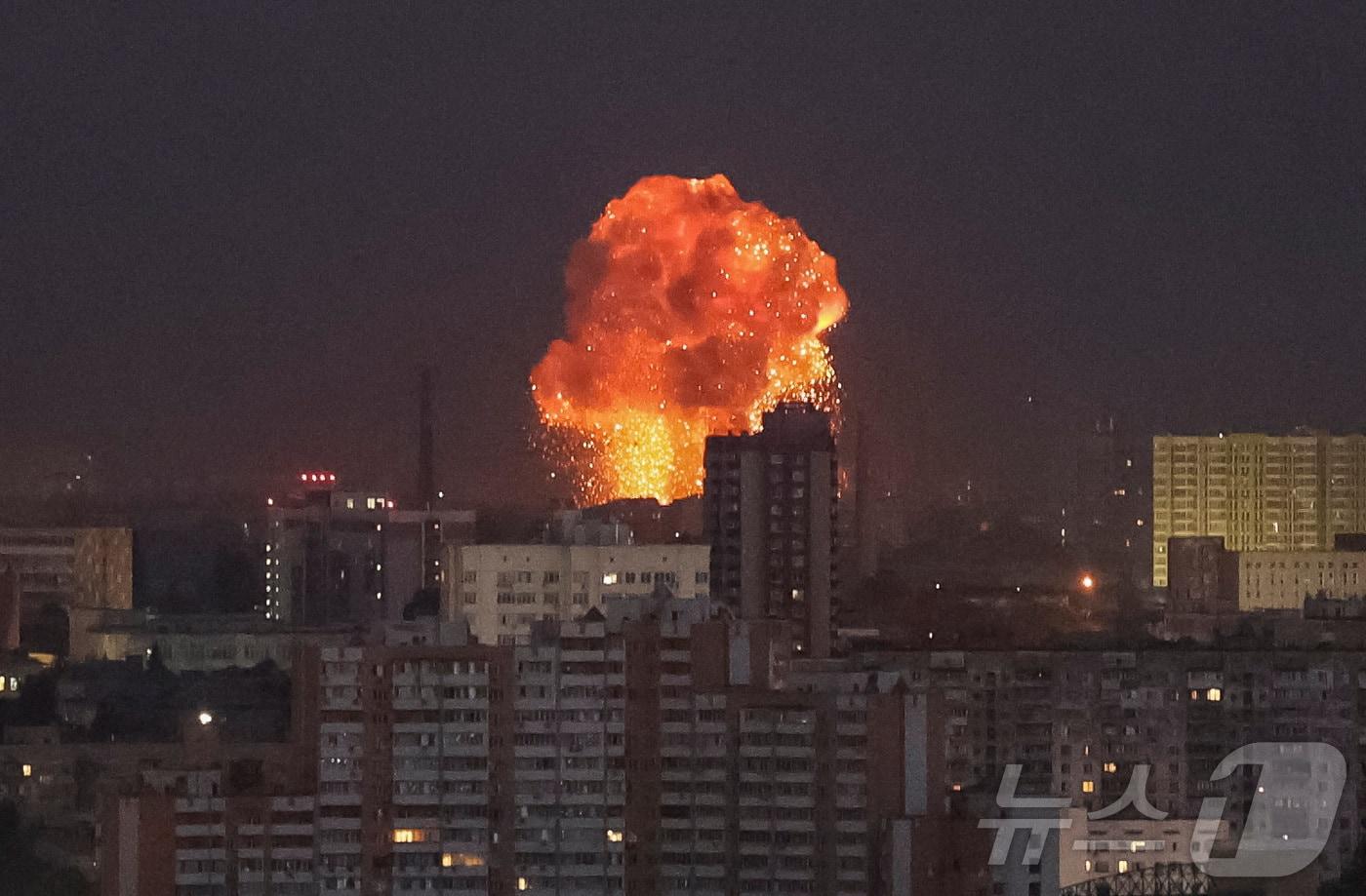 본문 이미지 - 2일 러시아는 우크라이나 키이우에 미사일을 발사했다. 사진은 키이우 상공에서 목격된 폭발. 2024.09.02 ⓒ 로이터=뉴스1 ⓒ News1 유수연 기자