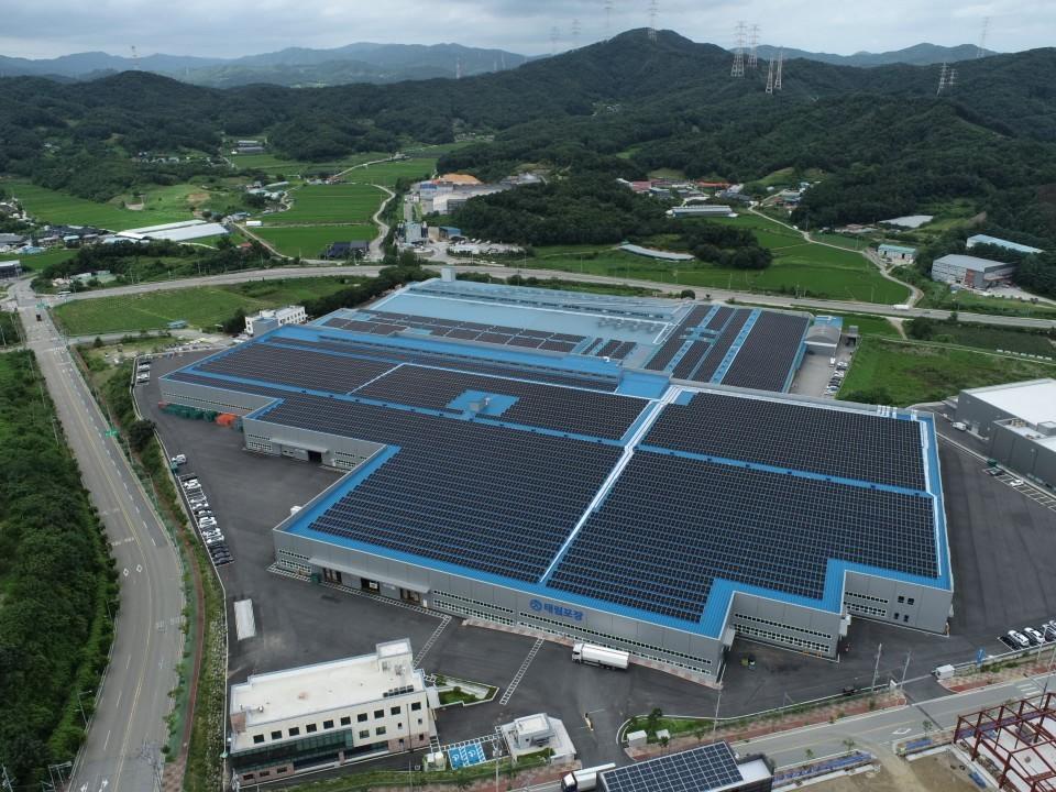 본문 이미지 - 지붕에 태양광발전 설비가 구축된 청원캠퍼스 전경 사진 /사진제공 = 글로벌세아
