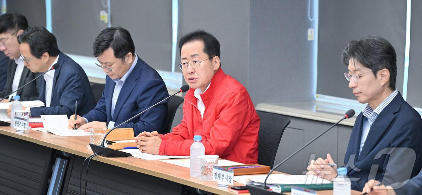 홍준표 대구시장이 2일 산격청사에서 열린 간부회의에서 행정통합, 신청사 건립, 퀴어축제 등에 대해 말하고 있다.(대구시 제공)