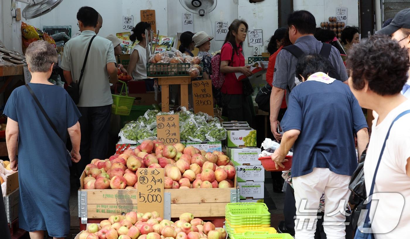 서울시 60개 전통시장에서 추석 명절 특별이벤트가 시작된 2일 서울 마포구 망원시장에서 시민들이 과일 등을 구매하기 위해 줄지어 있다. 추석 성수품과 농·축·수산물을 최대 30% 할인된 가격으로 판매하는 '명절 특별이벤트'는 이날부터 18일까지 진행된다. 2024.9.2/뉴스1 ⓒ News1 이동해 기자