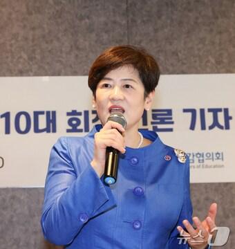 본문 이미지 - 강은희 전국시도교육감협의회 회장(대구시교육감)이 2일 세종에서 교육부 출입기자단과의 간담회에서 발언을 하고 있다. (전국시도교육감협의회 제공)