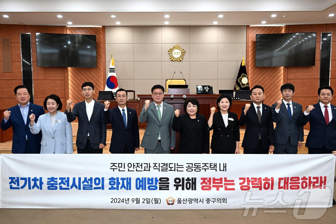 본문 이미지 - 울산 중구의회(의장 박경흠)가 2일 열린 본회의에서 강혜순 의원이 대표 발의한 전기차 충전시설 화재예방 대책 촉구 건의문을 만장일치로 채택하고 있다.(울산중구의회제공)