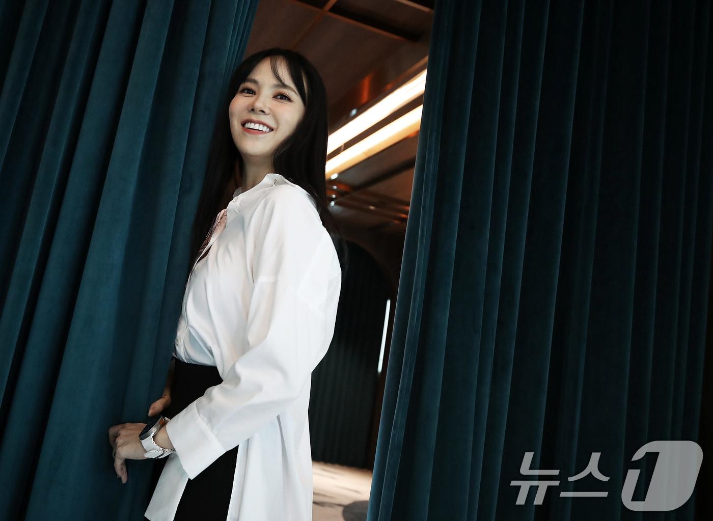 본문 이미지 - 뮤지컬 '베르사유의 장미'에 출연하는 배우 김지우가 2일 서울시 강남구 도곡동 EMK뮤지컬컴퍼니 사옥에서 열린 인터뷰에서 포즈를 취하고 있다.  2024.9.2/뉴스1 ⓒ News1 오대일 기자