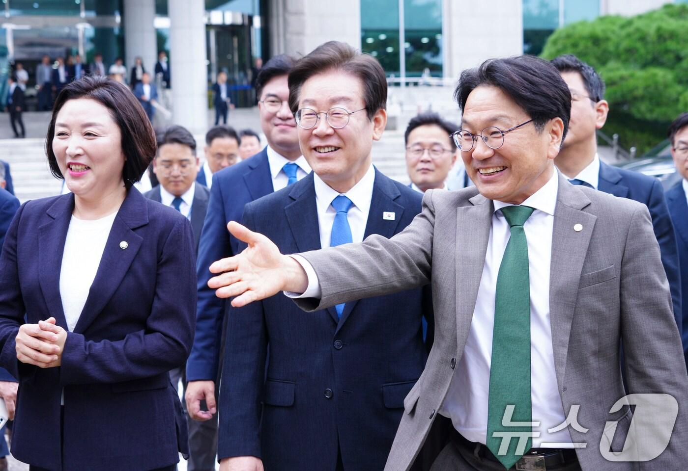본문 이미지 - 강기정 광주시장이 2일 오전 서울 국회의원회관에서 열린 '광주의 날' 개막식에 참석한 이재명 더불어민주당 대표를 야외 캐스퍼 전기차(EV) 전시장으로 안내하고 있다.(광주시 제공)2024.9.2/뉴스1 