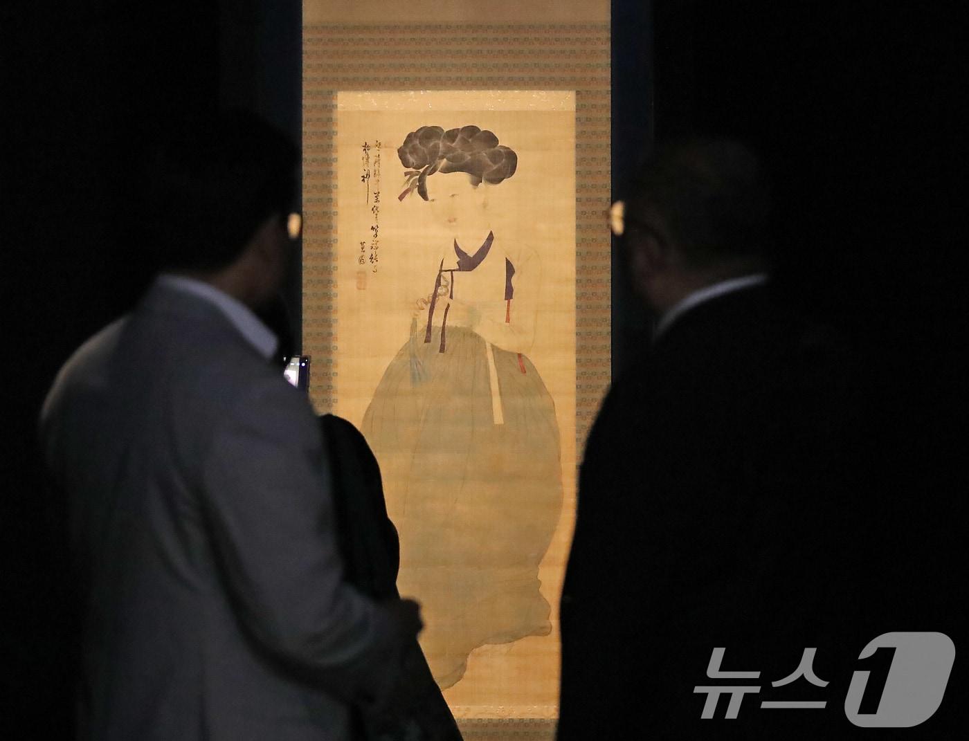 본문 이미지 - 2일 오후 대구 수성구 삼덕동 대구간송미술관 개관식에 참석한 초청인사들이 혜원 신윤복의 '미인도'를 감상하고 있다. 2024.9.2/뉴스1 ⓒ News1 공정식 기자