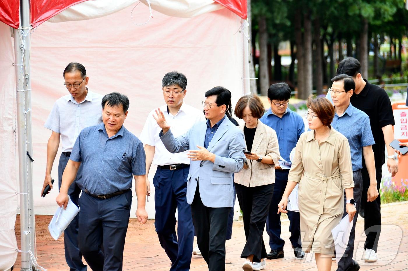본문 이미지 - 최훈식 장수군수가 2일 '제18회 장수 한우랑사과랑 축제' 현장을 점검했다.(장수군 제공)2024.9.2/뉴스1