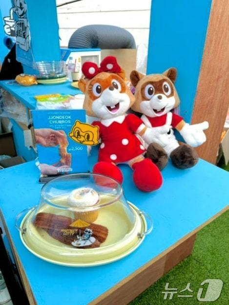 본문 이미지 - 롯데월드와 '푸들' 협력 제품. (서울시 제공)ⓒ 뉴스1