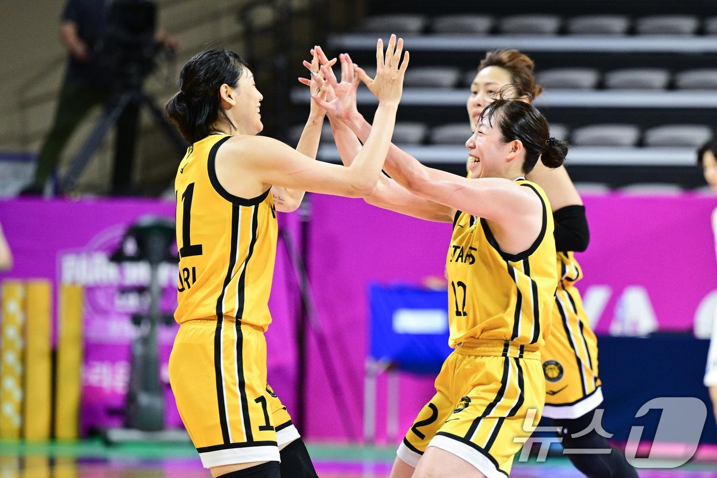 2일 충남 아산 이순신체육관에서 열린 2024 우리은행 박신자컵 KB와 히타치의 경기에서 KB 강이슬이 기뻐하고 있다. (WKBL 제공) 2024.9.2/뉴스1 ⓒ News1 김명섭 기자