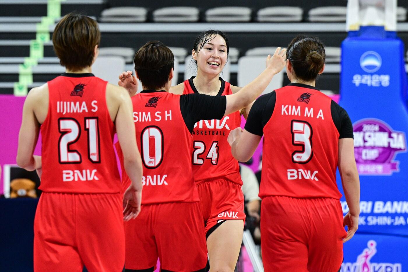 부산 BNK의 김소니아가 2일 충남 아산 이순신체육관에서 열린 2024 박신자컵 조별리그 A조 토요타와 경기에서 28점 12리바운드로 활약, 팀의 승리를 이끌었다. (WKBL 제공)