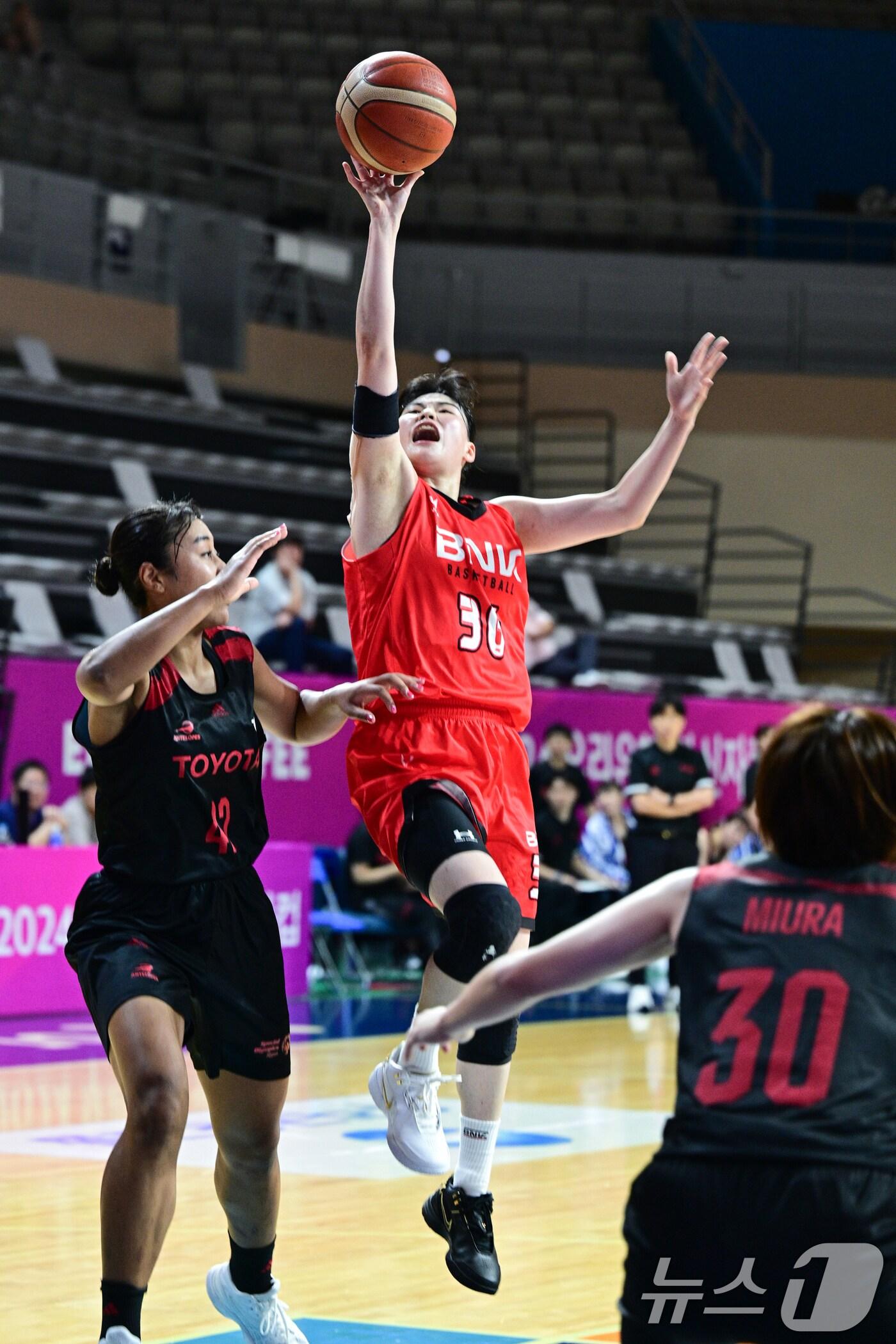 본문 이미지 - 2일 충남 아산 이순신체육관에서 열린 2024 우리은행 박신자컵 BNK와 도요타의 경기에서 BNK 이소희가 골밑슛을 하고 있다. (WKBL 제공) 2024.9.2/뉴스1