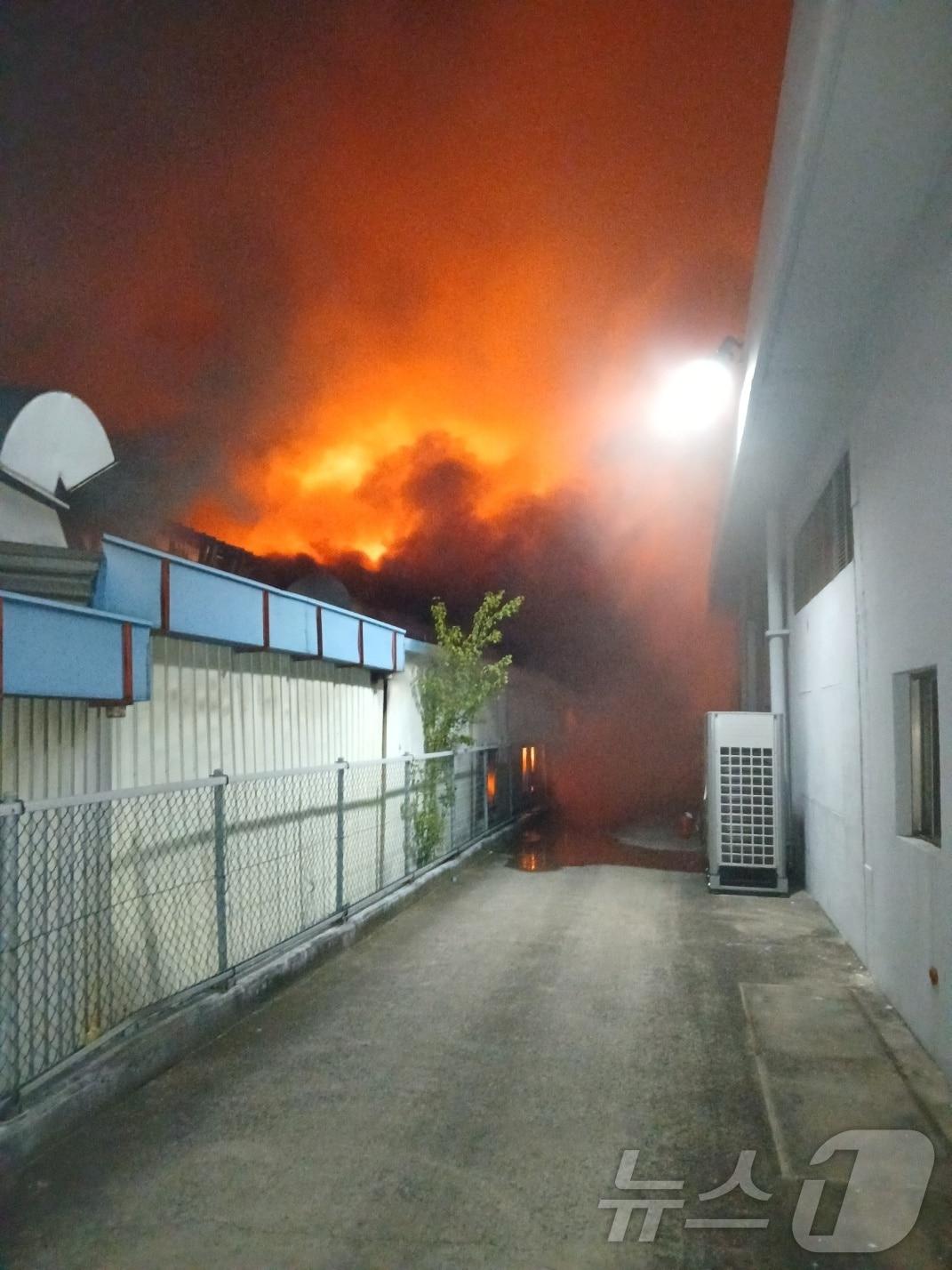 본문 이미지 - 2일 오후 8시 26분쯤 대구 달성군 한 공장에서 불이 나 소방당국이 진화 중이다.(대구소방안전본부 제공)