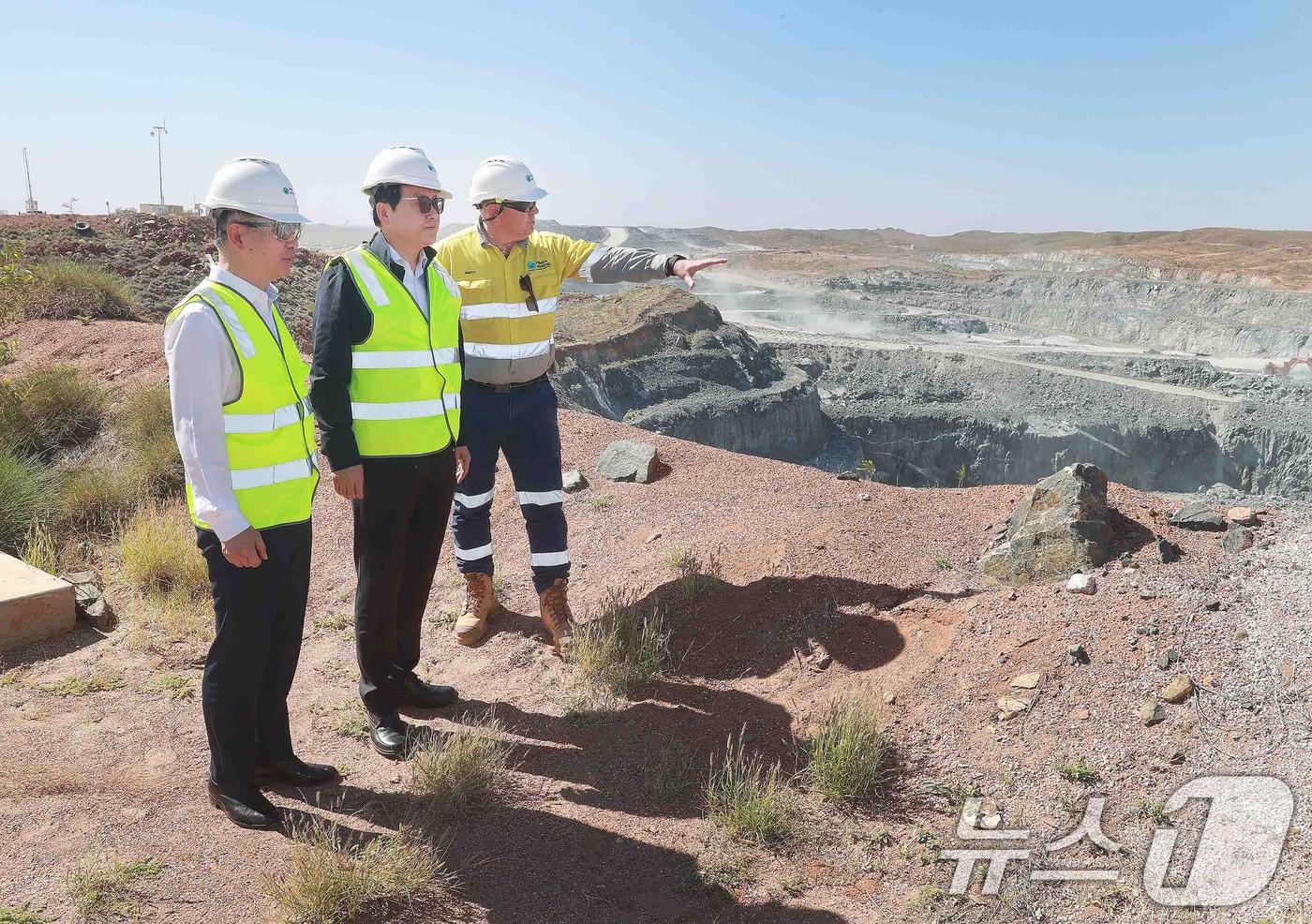 본문 이미지 - 정인교 산업통상자원부 통상교섭본부장이 호주 광산회사 필바라의 필강구라 리튬광산을 김경한 포스코홀딩스 부사장, 존 홉킨스(John Hopkins) 호주수출금융공사 CEO를 시찰하고 있다.(사진은 기사 내용과 무관함) / 뉴스1 ⓒ News1