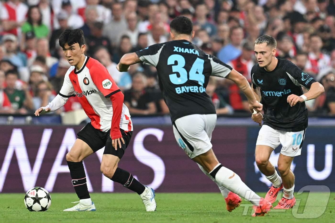 페예노르트 유니폼을 입고 데뷔전을 치른 황인범(왼쪽). ⓒ AFP=뉴스1