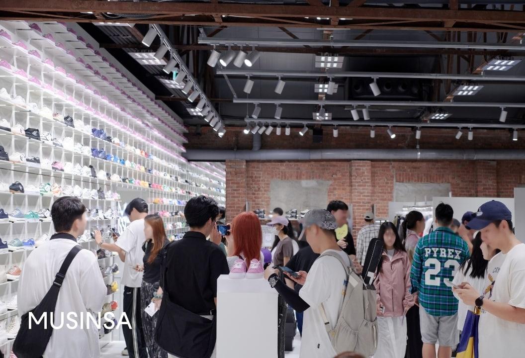 본문 이미지 - 무신사 스토어 성수@대림창고 내부 모습.(무신사제공)