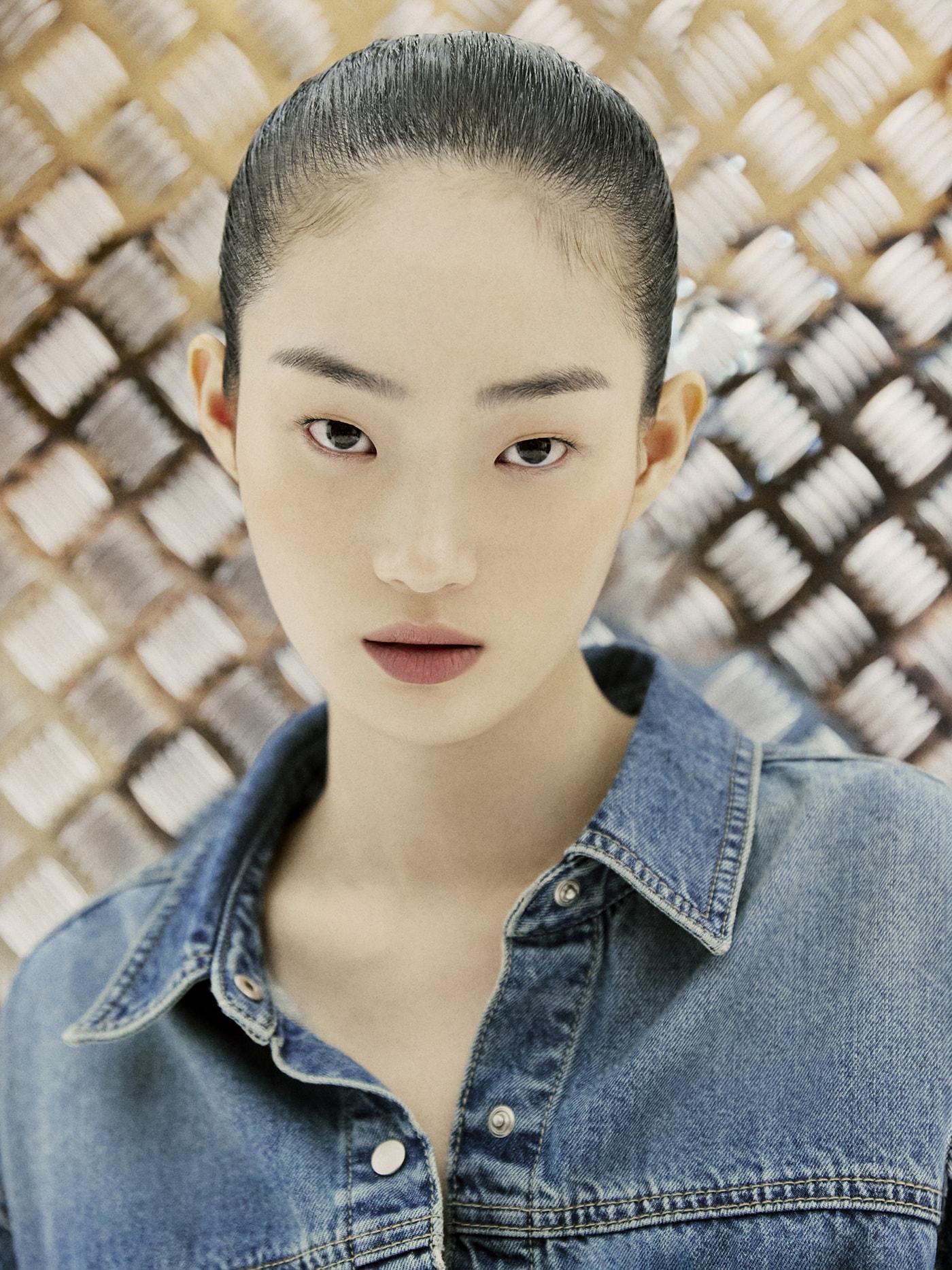 본문 이미지 - 에잇세컨즈는 월드클래스 모델 신현지와 함께 가을 향기가 짙게 느껴지는 스트리트 감성의 다양한 룩을 담은 화보를 공개했다.(에잇세컨즈제공)