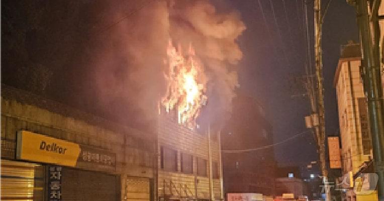 본문 이미지 - 지난 19일 오후 10시 40분쯤 서울 성북구 날염공장 3층에서 화재가 발생했다. 성북소방서 제공