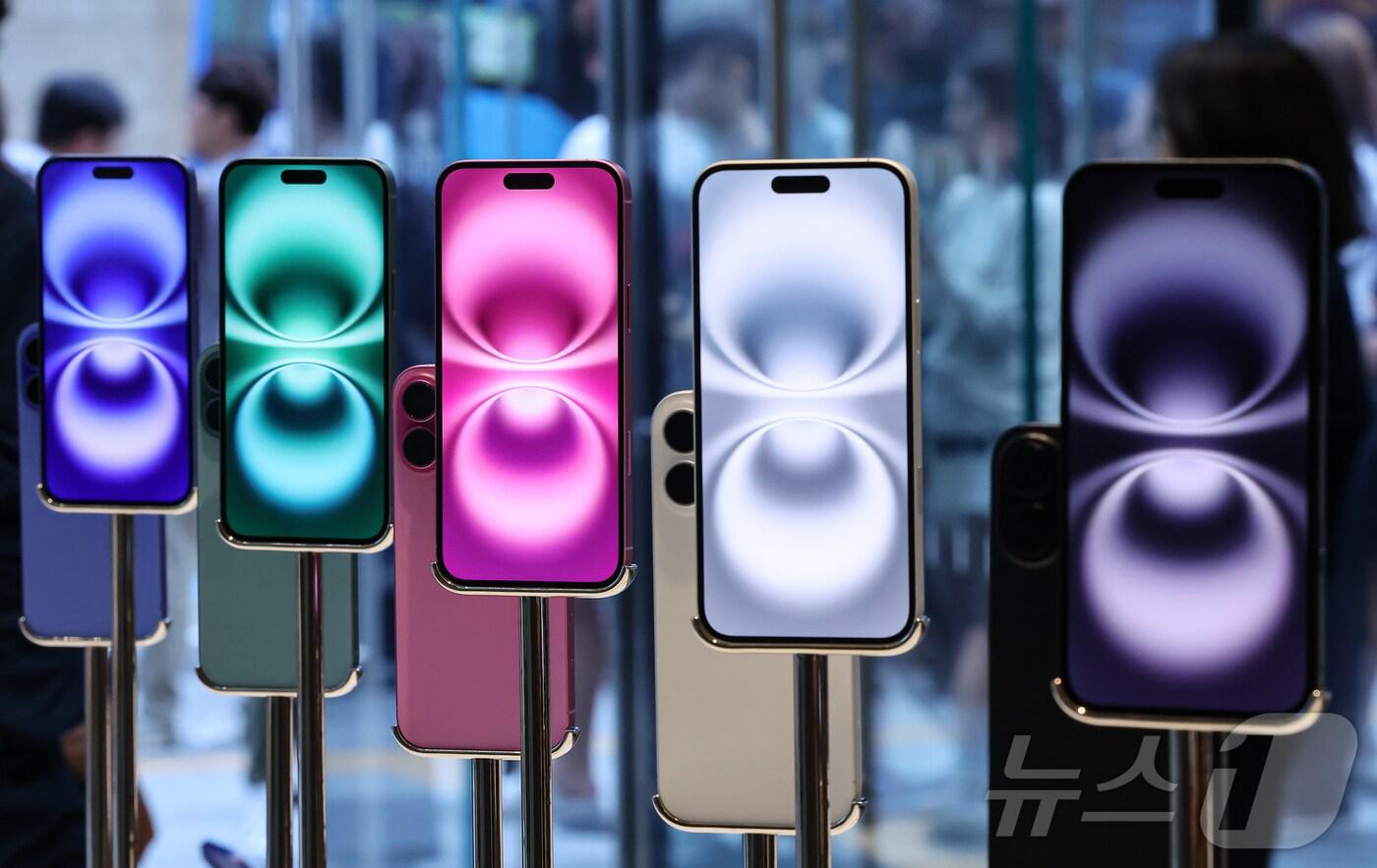20일 오전 서울 중구 명동 애플스토어에서 시민들이 이날 출시된 애플의 스마트폰 '아이폰 16시리즈'를 살펴보고 있다. 2024.9.20/뉴스1 ⓒ News1 김도우 기자