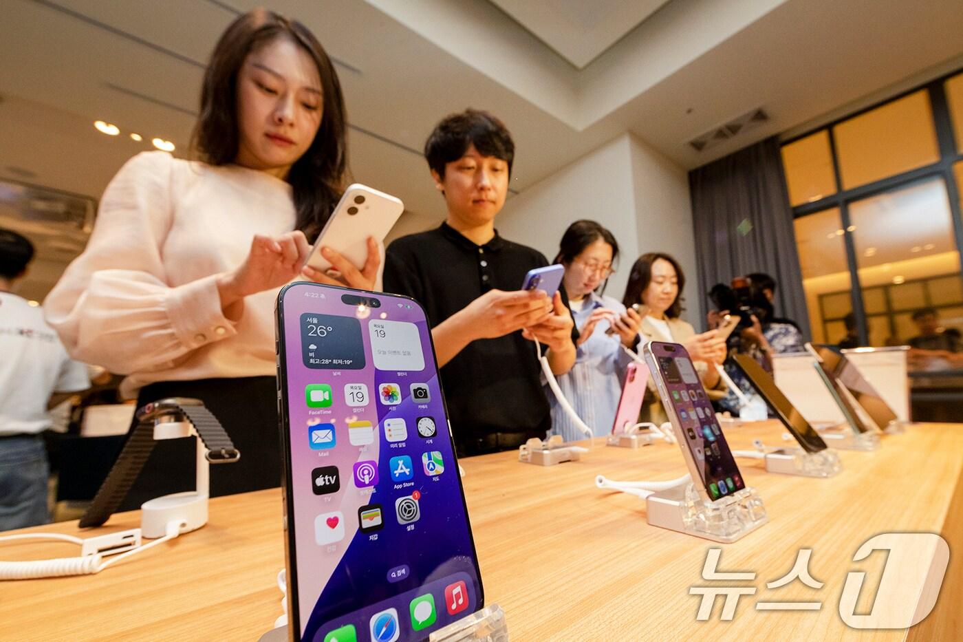 20일 서울 강남 안다즈 호텔에서 KT의 아이폰 16 출시기념 개통 행사에서 고객들이 제품을 체험하고 있다. (KT 제공) 2024.9.20/뉴스1