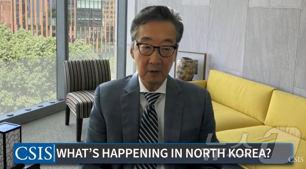 본문 이미지 - 19일(현지시간) 빅터 차 미국 전략국제문제연구소(CSIS) 부소장 겸 한국 석좌가 '북한에서 무슨 일이 일어나고 있다'라는 주제로 열린 온라인 대담에서 발언하고 있다.