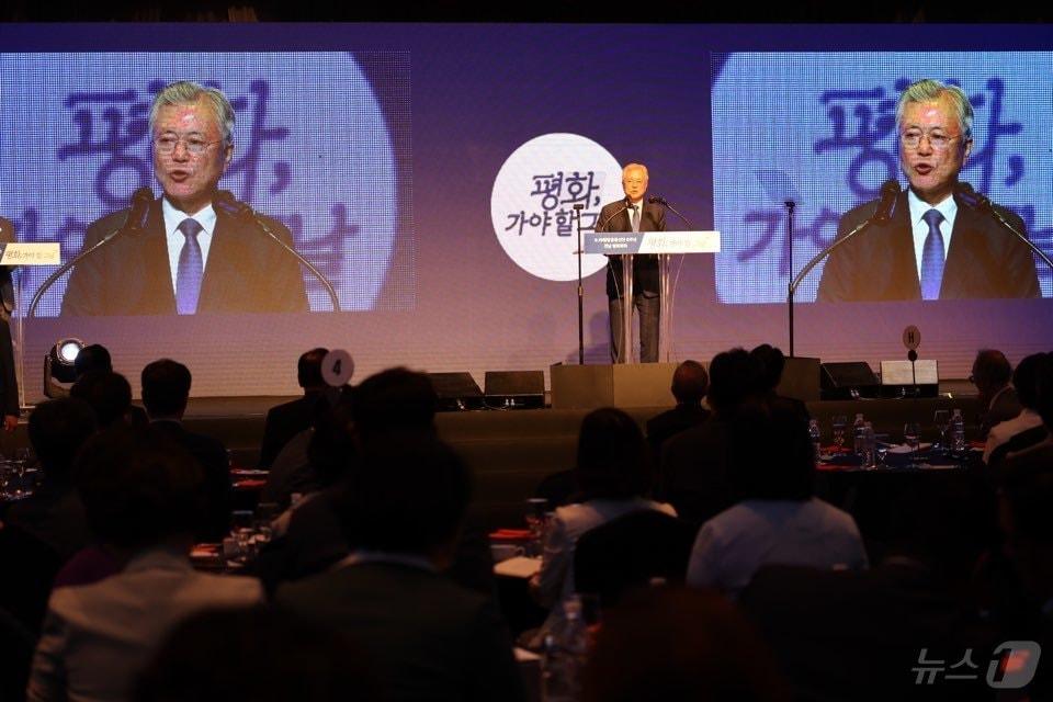 본문 이미지 - 문재인 전 대통령이 20일 호텔현대 바이라한 목포에서 열린 9·19 평양공동선언 6주년 기념포럼 전남 평화회의에서 기조연설을 하고 있다. 2024.9.20/뉴스1 ⓒ News1 김태성 기자