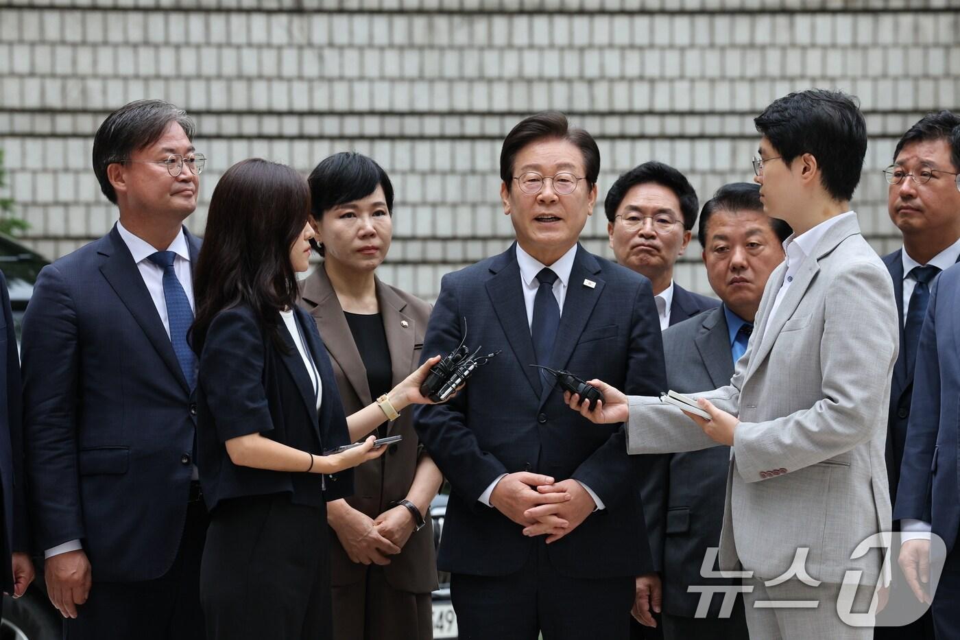 본문 이미지 - 이재명 더불어민주당 대표가 20일 오전 서울 서초구 서울중앙지법에서 열린 공직선거법 위반 관련 결심 공판에 출석하고 있다. 2024.9.20/뉴스1 ⓒ News1 장수영 기자