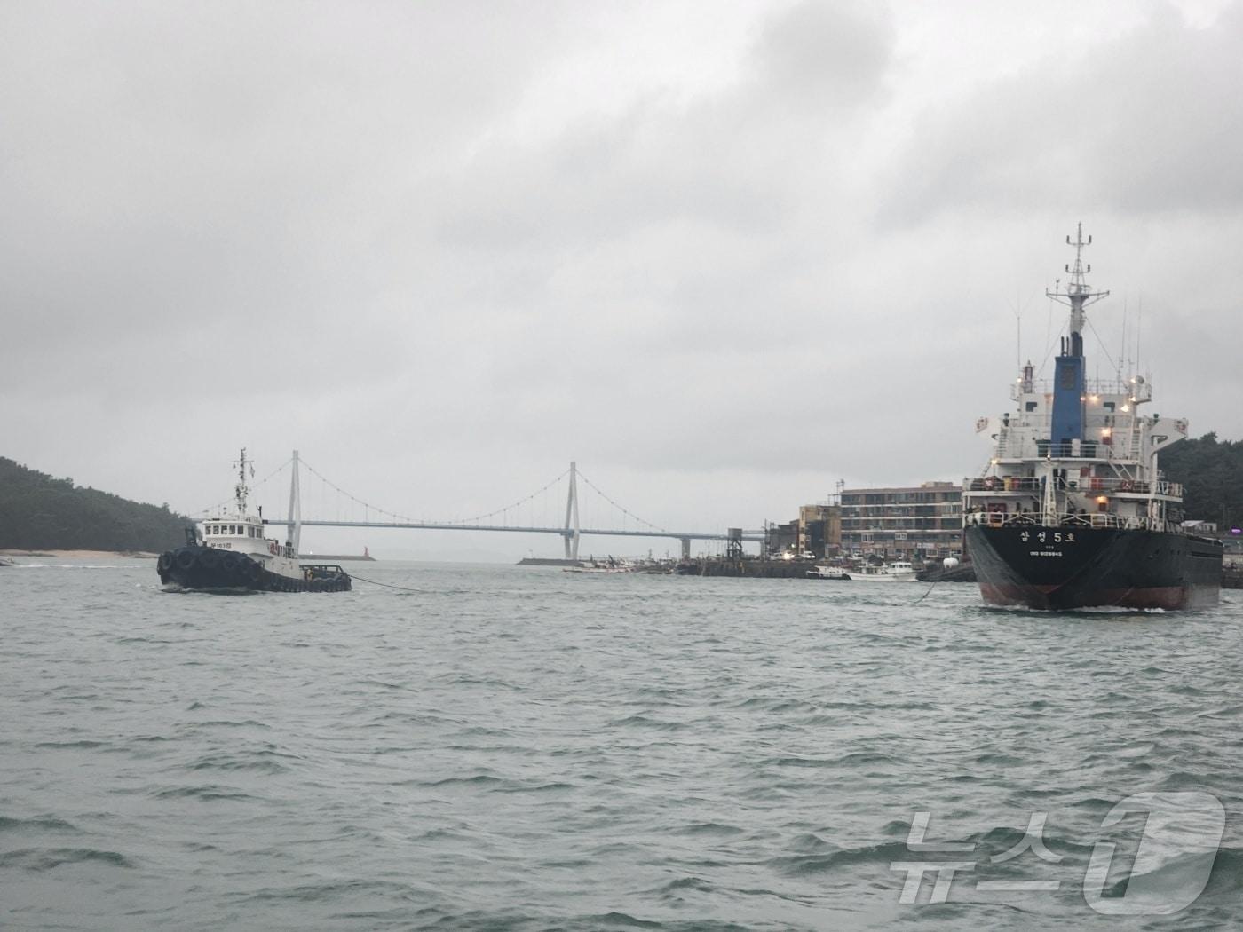본문 이미지 - 20일 오전 6시 52분쯤 전남 고흥군 도양읍 녹동신항 여객선터미널 앞 100m 해상에서 3000톤급 화물선 A 호가 입항 중 좌초돼 해경이 이초 작업을 벌이고 있다.(여수해경 제공)2024.9.20/뉴스1