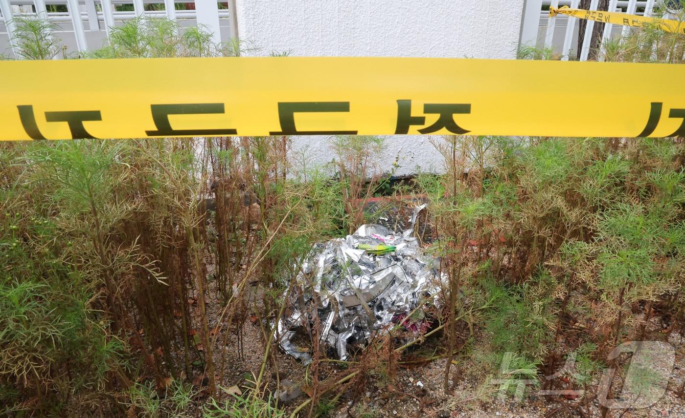 본문 이미지 - 20일 서울 종로구 정부서울청사 주차장 인근에 북한의 오물 풍선 내용물로 추정되는 잔해가 떨어져 있다. 2024.9.20/뉴스1 ⓒ News1 허경 기자