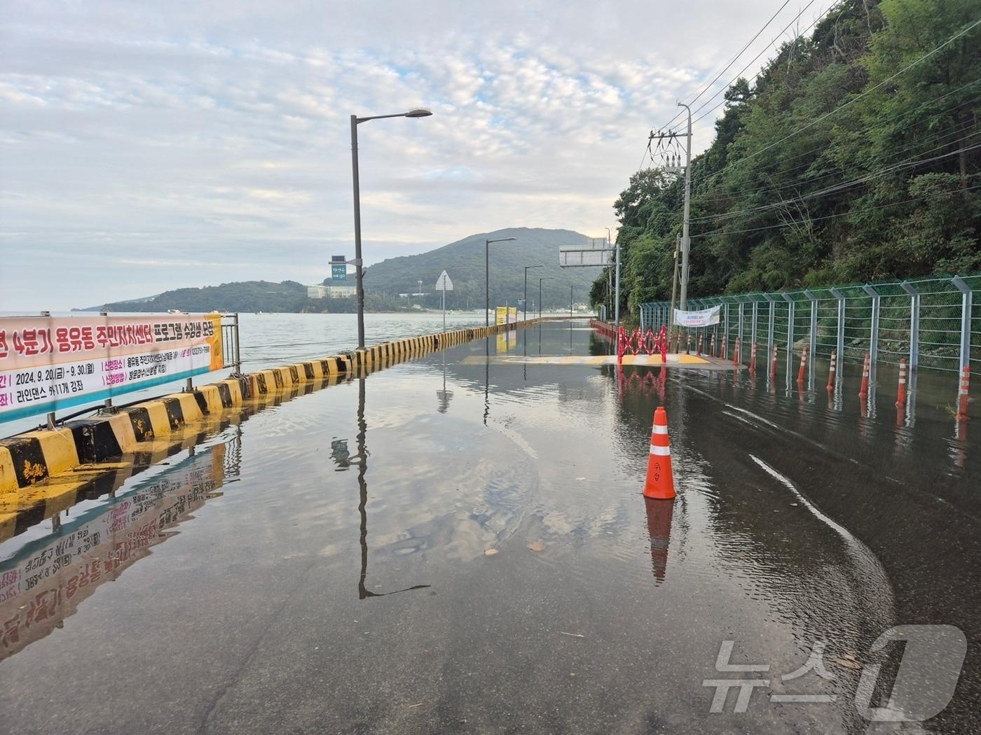 본문 이미지 - 대조기를 맞아 물이찬 인천 중구 큰무리선착장(인천해양경찰서 제공)/뉴스1