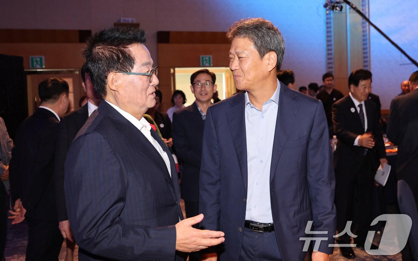본문 이미지 - 임종석 전 대통령 비서실장이 20일 전남 영암군 호텔현대 바이라한 목포에서 열린 '9·19 평양공동선언 6주년 전남 평화회의'에서 박지원 더불어민주당 의원과 대화를 나누고 있다. 2024.9.20/뉴스1 ⓒ News1 김태성 기자