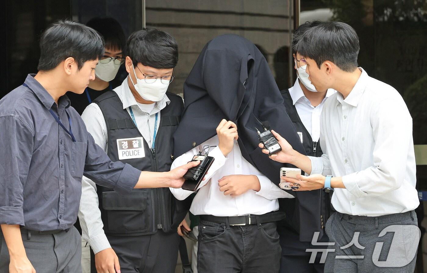 의료계 집단행동에 동참하지 않은 의사·의대생의 신상 정보가 담긴 블랙리스트 '감사한 의사'를 유포한 사직 전공의 정 모씨가 20일 서울 서초구 서울중앙지법에서 열린 구속 전 피의자 심문(영장실질심사)을 마친 뒤 경찰과 함께 이동하고 있다. 2024.9.20/뉴스1 ⓒ News1 장수영 기자