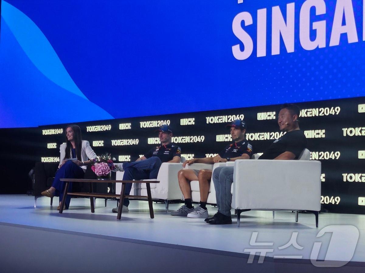 본문 이미지 - 싱가포르 '토큰2049'에 참석한 F1 스타 막스 베르스타펜(왼쪽에서 두 번째)과 세르히오 페레스(왼쪽에서 세 번째). 가장 오른쪽은 벤 조우 바이비트 CEO.