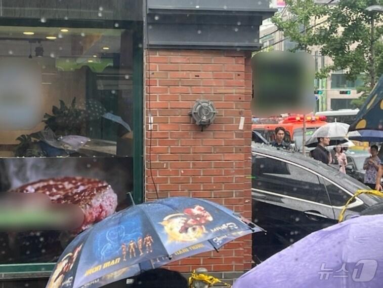 본문 이미지 - 20일 오전 서울 강북구 미아동의 햄버거 가게를 승용차가 덮쳐 1명이 사망하고 5명이 다쳤다. /독자 제공